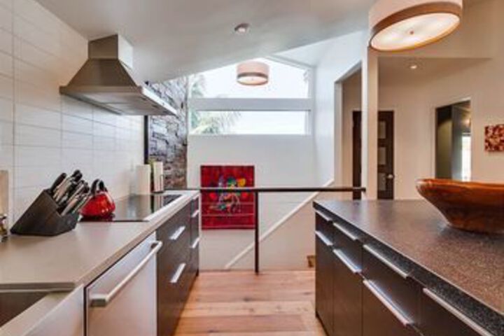 Newly remodeled Beach 2 Br condo by RedAwning