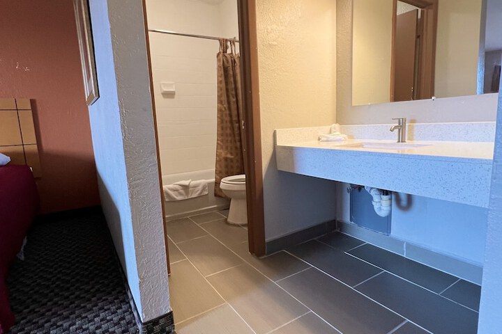 Room 4 of 12