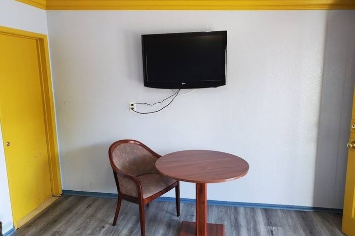 Room 8 of 10