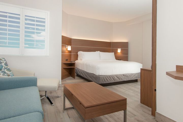 Holiday Inn Express & Suites Panama City Beach - Beachfront by IHG