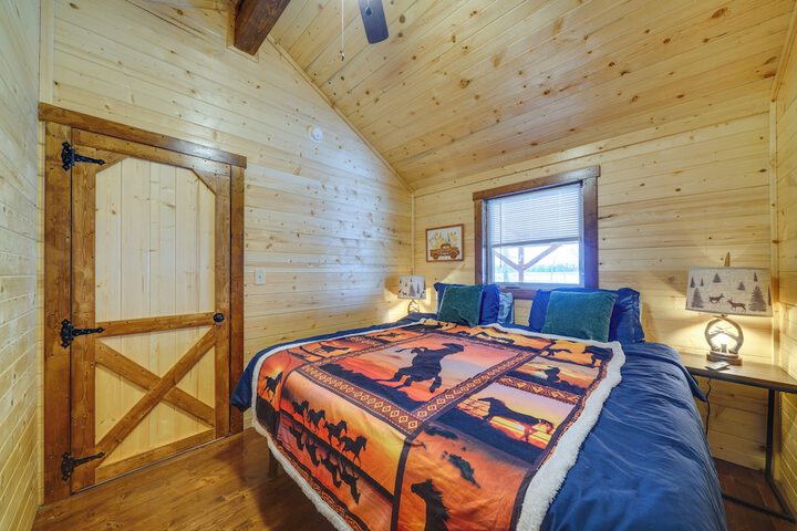 Pond-view Cabin Near Louisville on Racehorse Farm!
