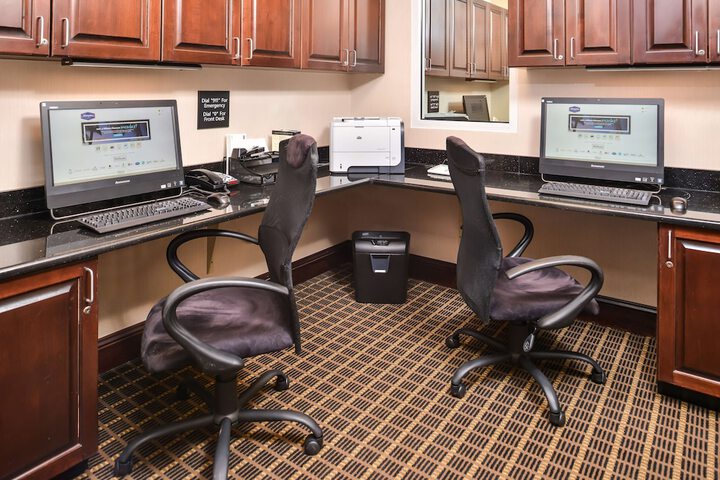 Business Center 72 of 74
