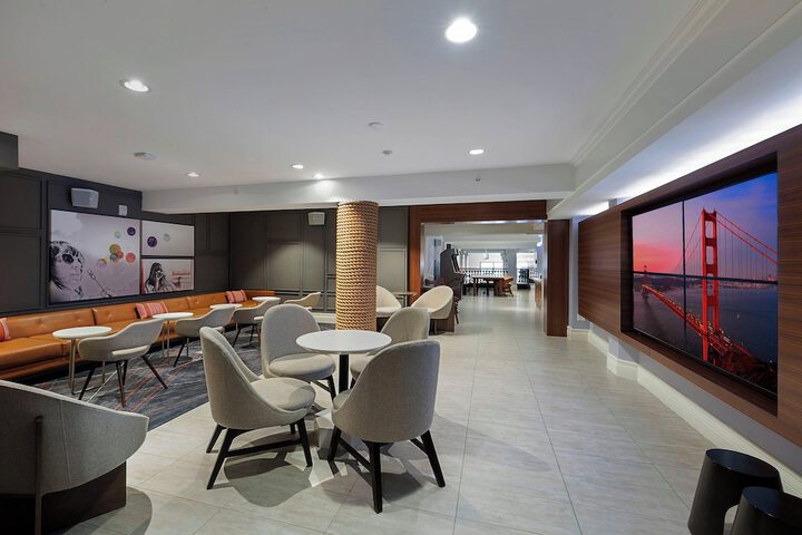 Lounge 56 of 69
