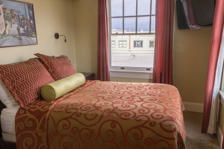 Room 27 of 46