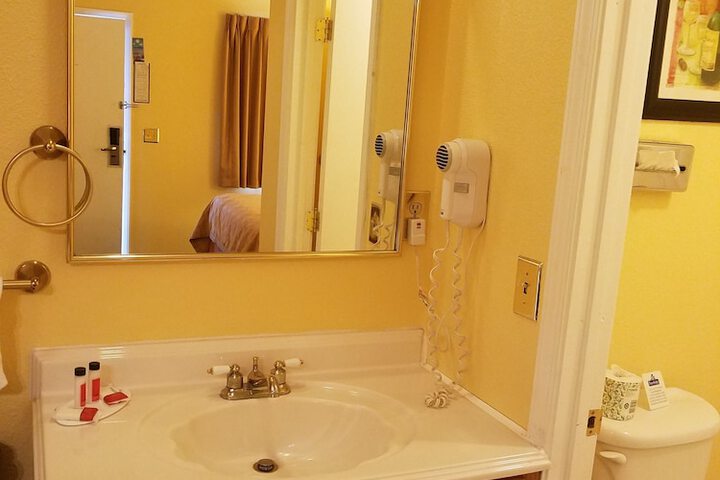 Room 33 of 40