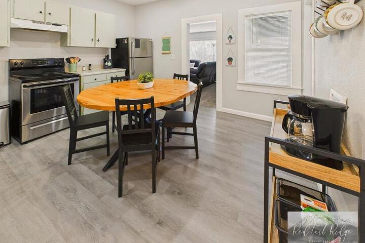 Main St. New with AC Monthly stays Charming Cottage KING BED