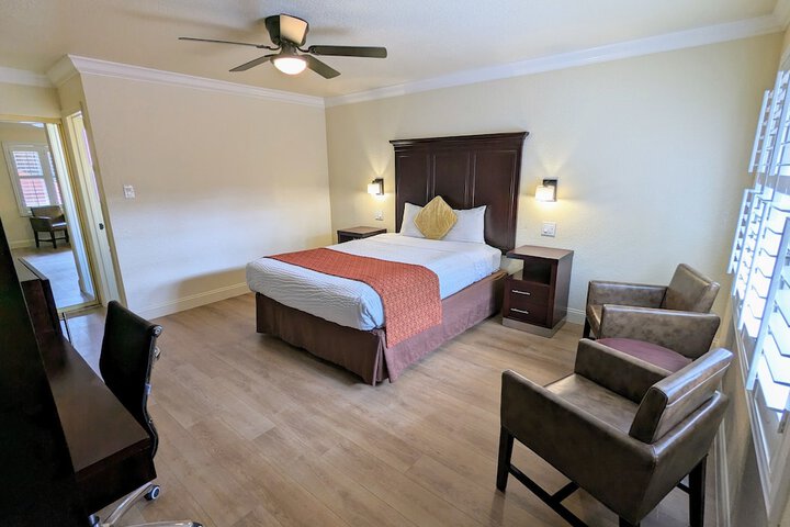 Room 6 of 32