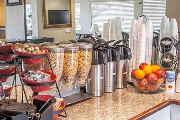 Rodeway Inn & Suites