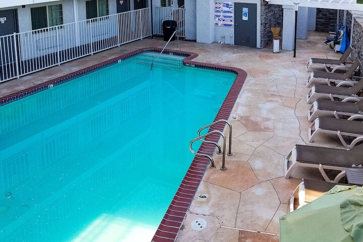 Pool 10 of 40