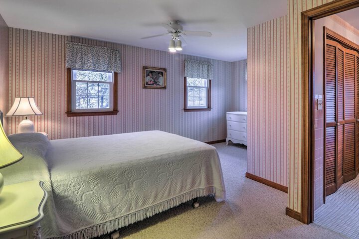 1 Mi to Beach: Quiet West Dennis Escape w / Sunroom