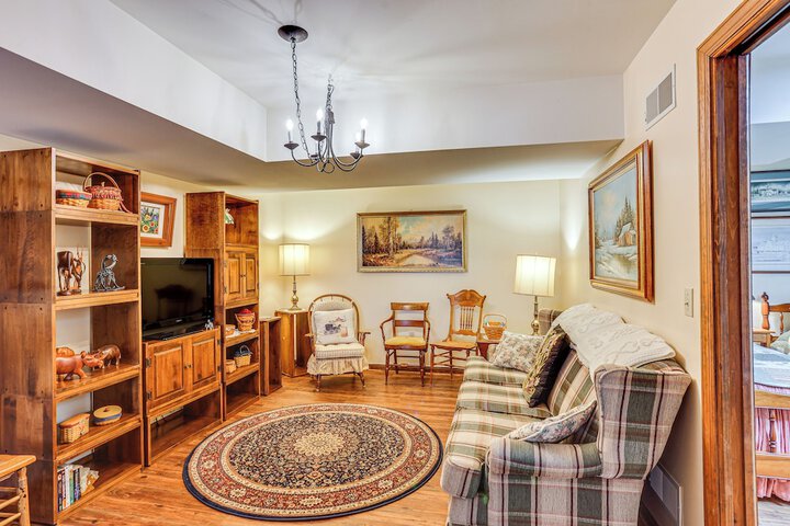 Charming Apartment w / Yard & Beautiful Gardens!