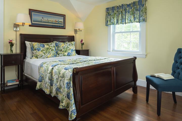 Old Harbor Inn