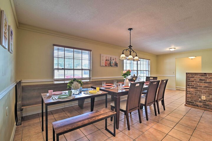 Grand Valrico Home w / Deck Fire Pit & Yard!