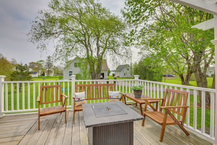 Rockland Home w / Deck 5 Mins to Historic Downtown!
