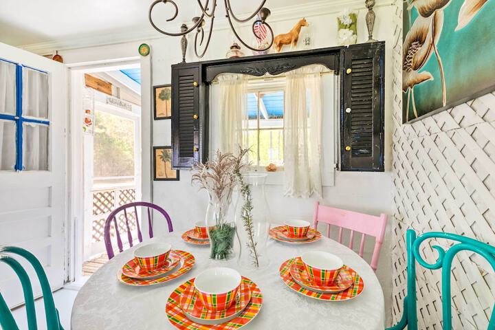 Oceanfront White Stone Cottage w / Private Beach!