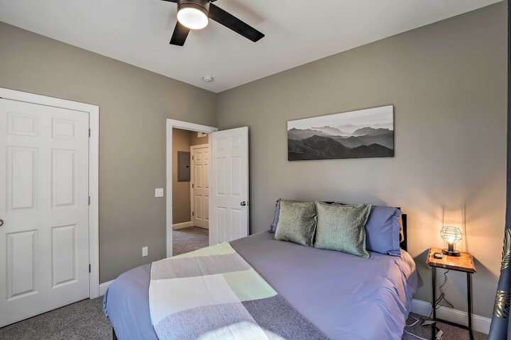 Charming Retreat w / Mtn Views: Walkable Location!