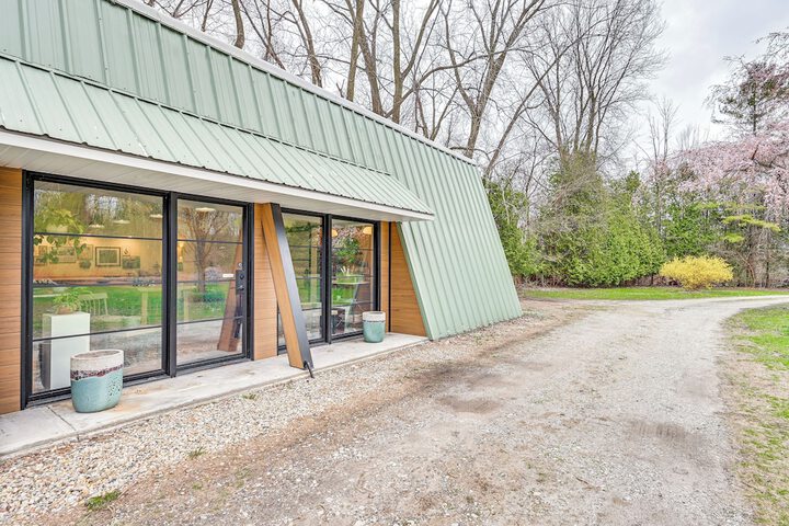 8 Mi to Lake Michigan: Creative Retreat w / Deck!