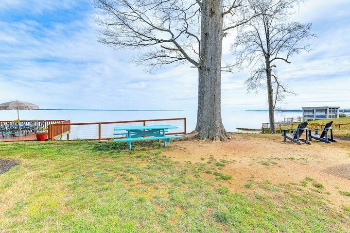 Riverfront Colonial Beach Home w / Private Beach!