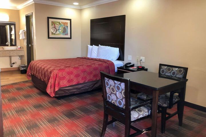 Room 27 of 34