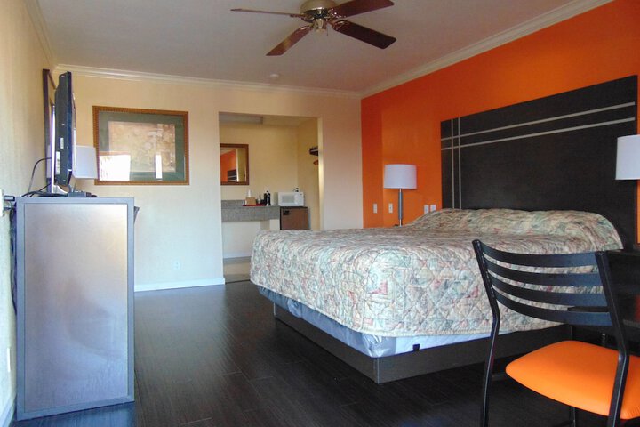 Room 8 of 33