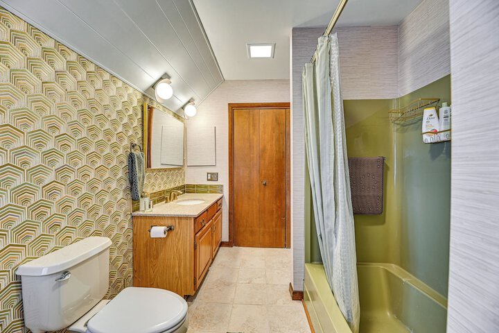 Near Canandaigua Lake: Retro Cabin w / Deck & Views