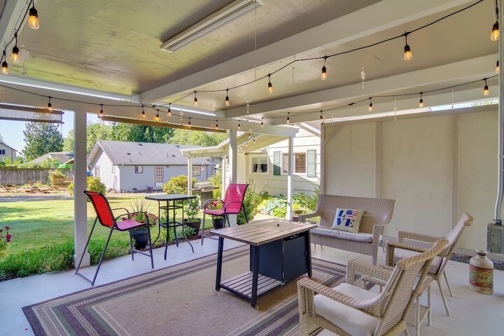 Charming Updated Retreat Walk to Lake Stevens!