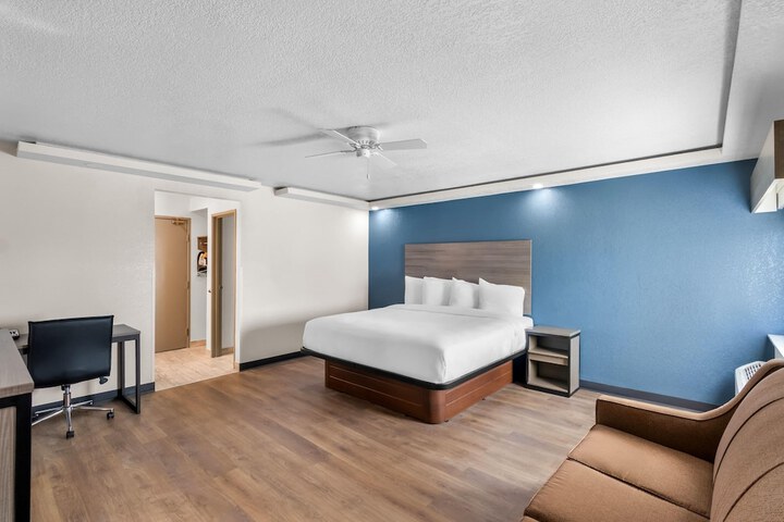 Baymont by Wyndham Arlington at Six Flags Dr