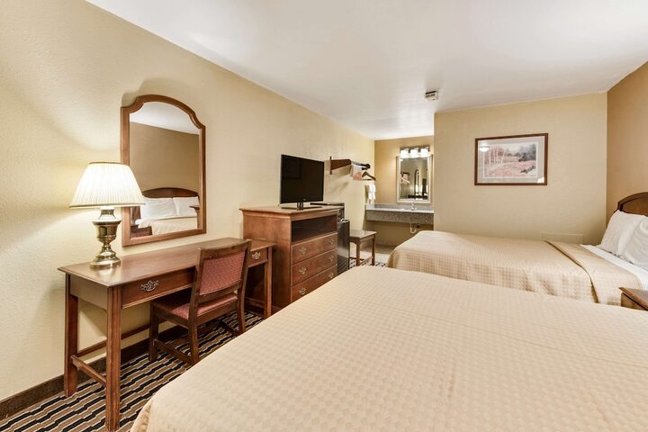 Room 25 of 39