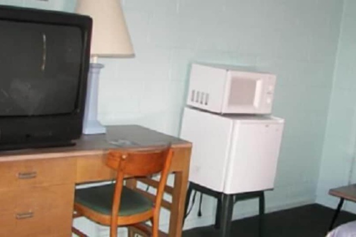 Holiday Host Motel