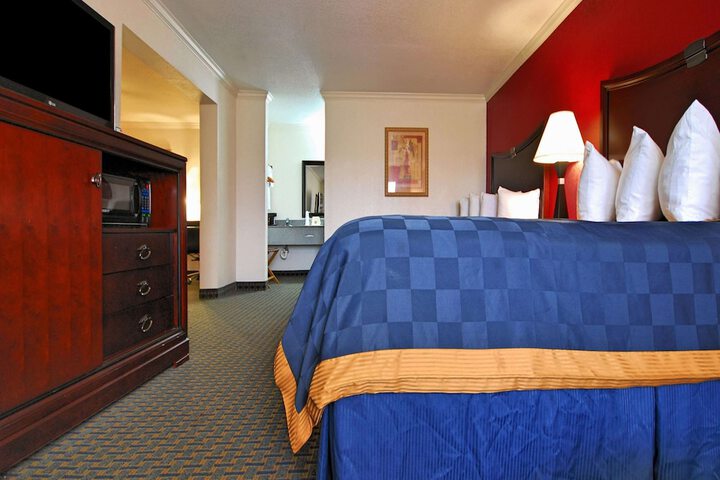 Room 9 of 15