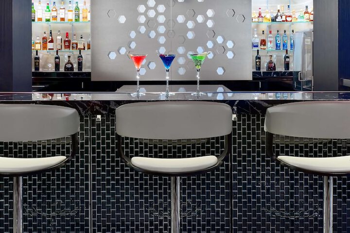 Lounge 36 of 41