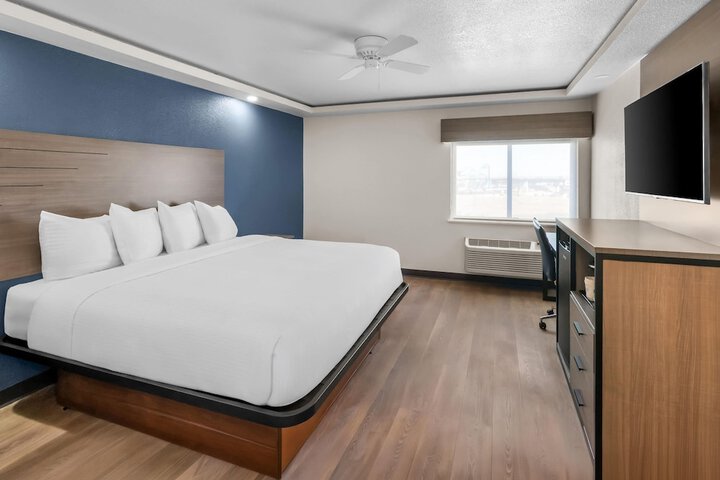 Baymont by Wyndham Arlington at Six Flags Dr