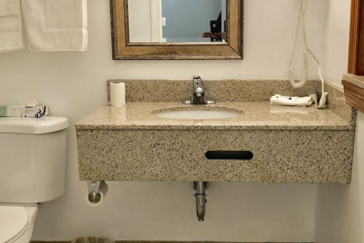 Chisholms Motor Inn