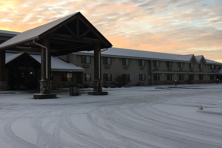 Moose Lake Lodge & Suites