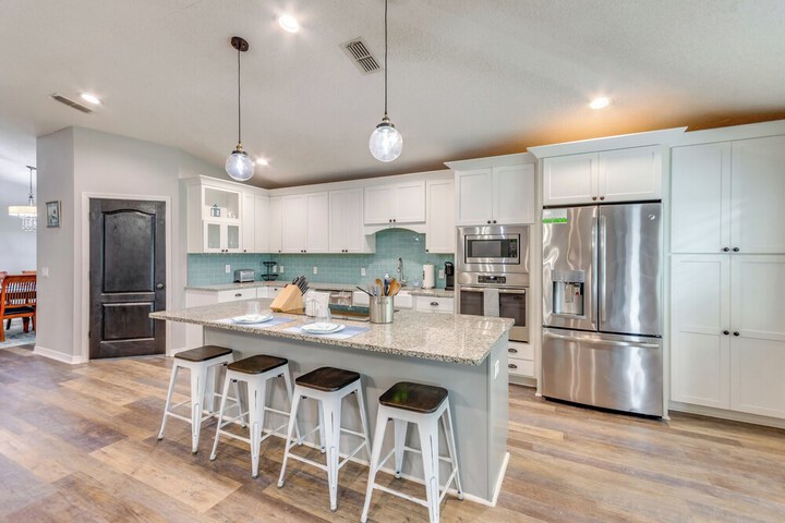 Spacious Home w / Sunroom 15 Mi to Pensacola!