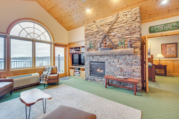 Pool & Lake Access: Northern Lakes Retreat!