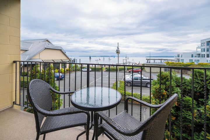 Sidney Waterfront Inn & Suites