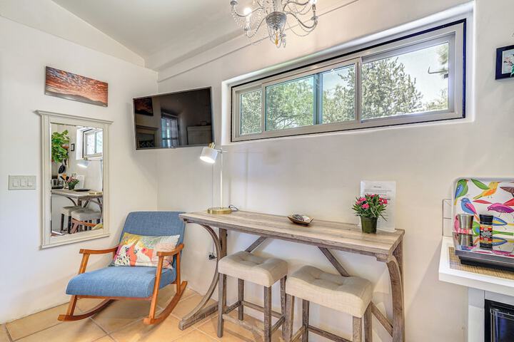 Casa Paloma Studio: Artsy & Airy w / Hot Tub Access