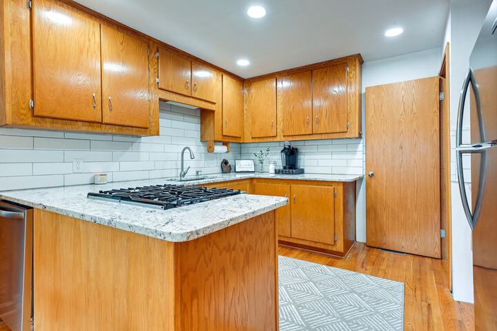 Grand Blanc Rental w / Gas Grill & Private Yard