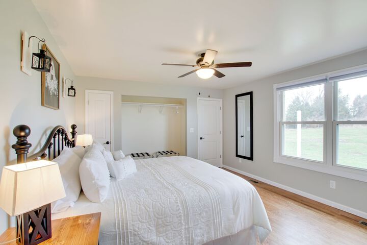Chic Ste Genevieve Home w / Nice Interior Amenities