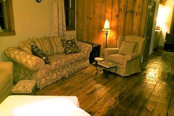 Maple Leaf Cottage Inn