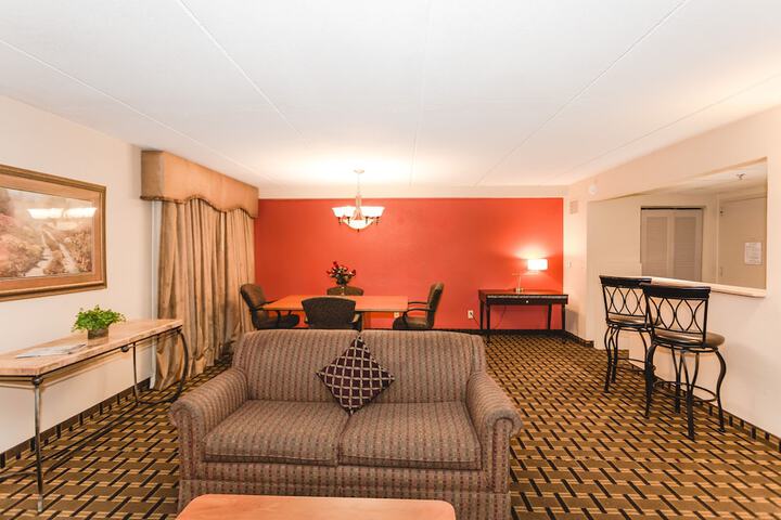 Ramada Hotel & Conference Center by Wyndham Plymouth