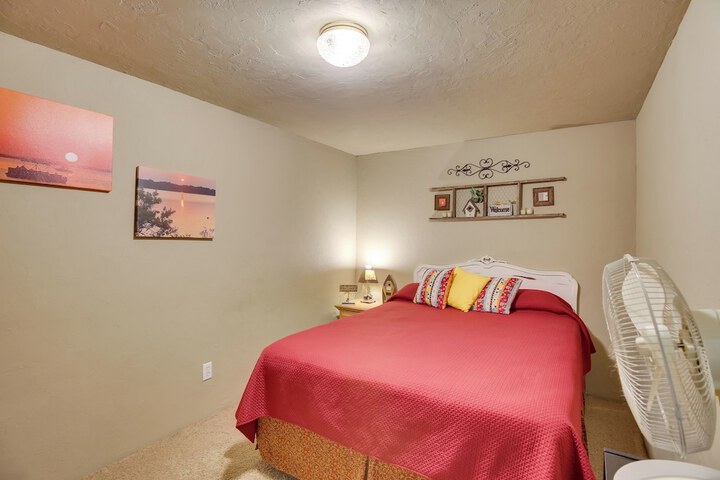 Cozy Lake Eufaula Hideaway w / Fire Pit & Hot Tub!
