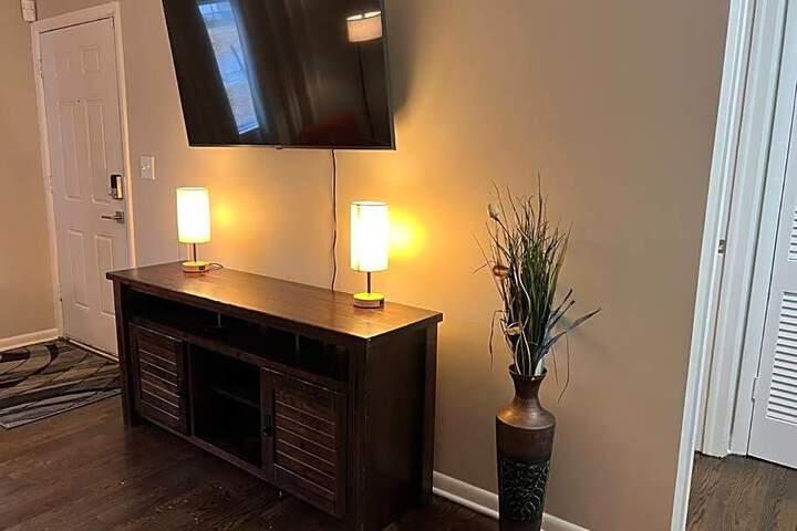 Modern & Cozy 2 bedroom home near downtown Shawnee