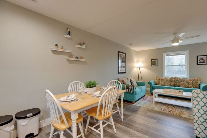 Kitty Hawk Apartment w / Hot Tub - 1 Mi to Beach!