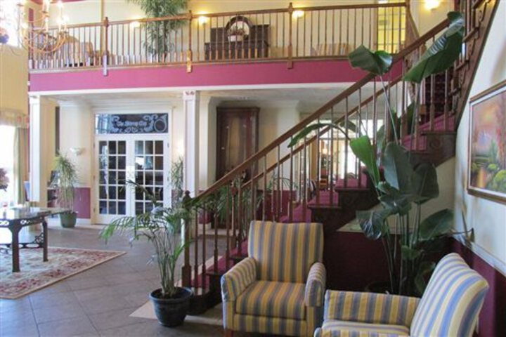 WHITE COLUMNS INN