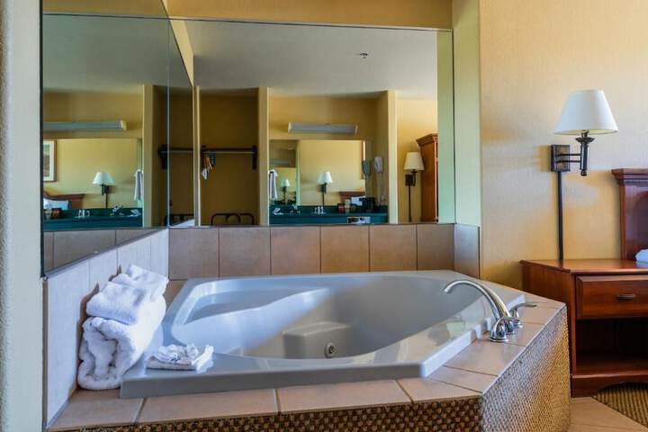 Pinedale Hotel & Suites