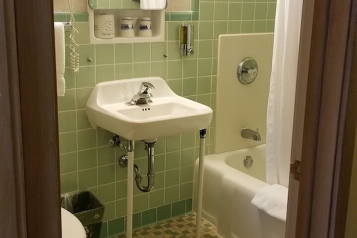 Room 64 of 75