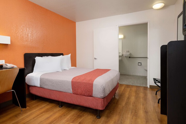 Room 27 of 46