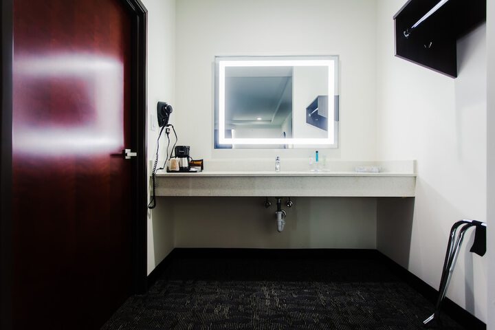 Room 28 of 69